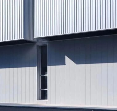 Metal wall cladding panels for industrial buildings